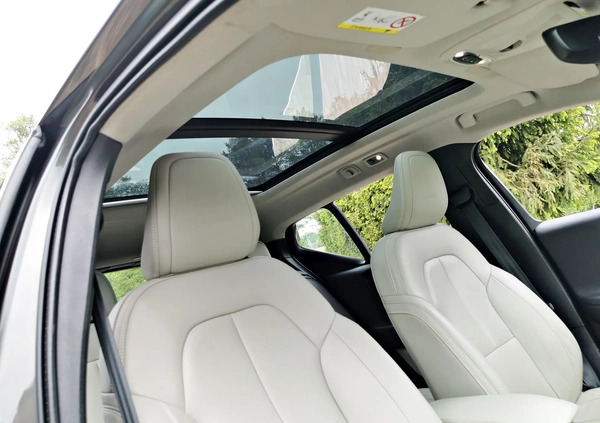 Volvo XC 40 cena 116800 przebieg: 122000, rok produkcji 2019 z Świdnica małe 742